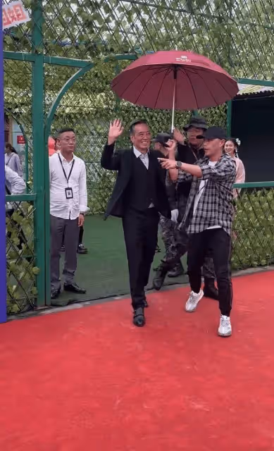 TVB老戲骨內地登台,面色紅潤狀態大好,曾做兩次手術休息半年