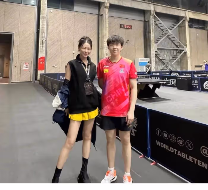 大頭和肖凱文照相,手挨著手,大頭和美女照相,馬上就把手背起來