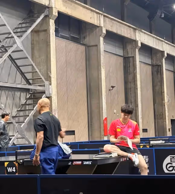 大頭和肖凱文照相,手挨著手,大頭和美女照相,馬上就把手背起來