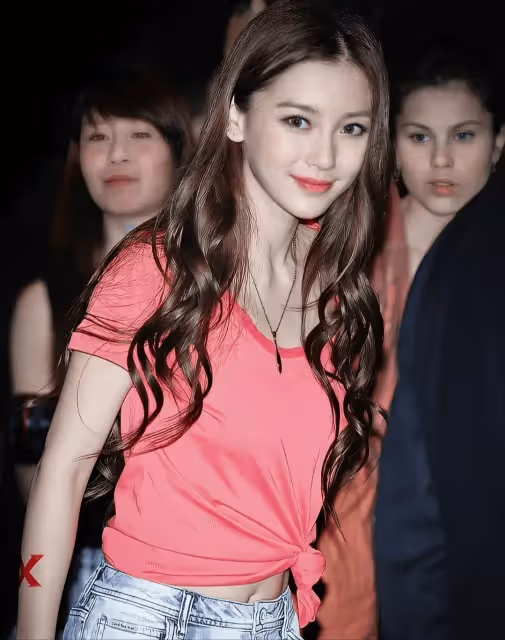 楊穎國慶看煙花秀,長發披肩回眸一笑好驚艷,美得讓人心動不已!
