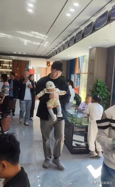 大衣哥兒子朱小偉,抱著兒子現身樓盤,娶了陳萌後越來越自信了