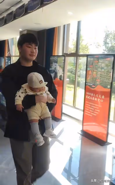 大衣哥兒子朱小偉,抱著兒子現身樓盤,娶了陳萌後越來越自信了