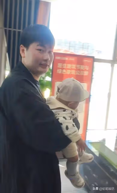大衣哥兒子朱小偉,抱著兒子現身樓盤,娶了陳萌後越來越自信了