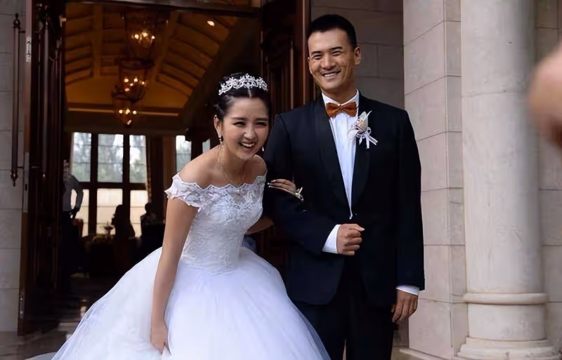 何潔一家五口泰國之旅:38歲她半頭白髮成焦點,兩女兒引熱議!