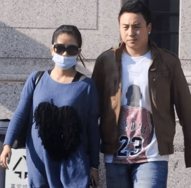 何潔一家五口泰國之旅:38歲她半頭白髮成焦點,兩女兒引熱議!