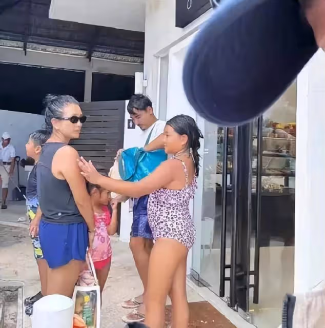 何潔一家五口泰國之旅:38歲她半頭白髮成焦點,兩女兒引熱議!