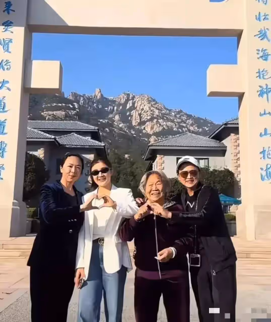 陳夢一家出遊,打扮時尚盡顯大氣,感嘆時隔25年再次與家人同游