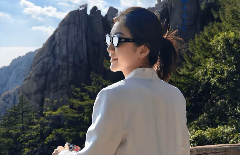 陳夢一家出遊,打扮時尚盡顯大氣,感嘆時隔25年再次與家人同游