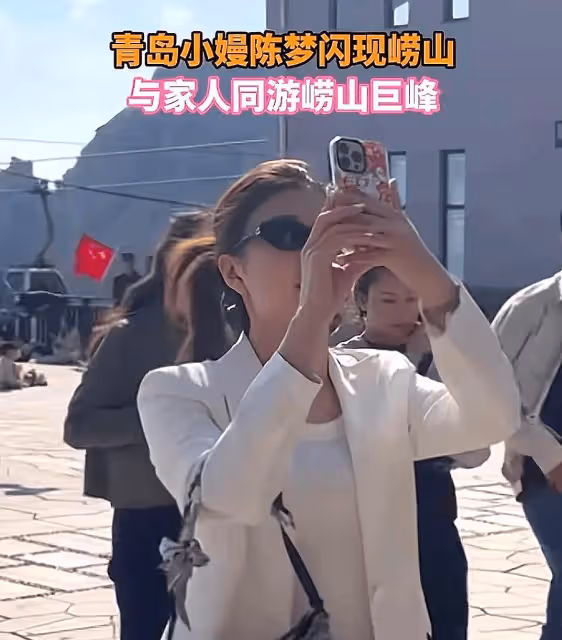 陳夢一家出遊,打扮時尚盡顯大氣,感嘆時隔25年再次與家人同游