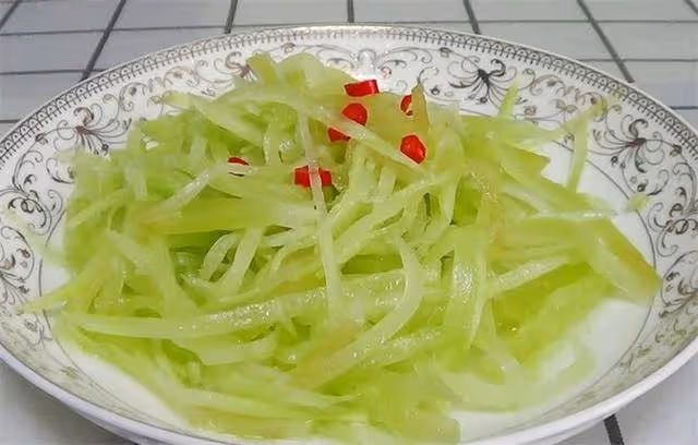 萵筍新做法,不炒不放油,健康營養,做好後酸爽好吃,果斷收藏了