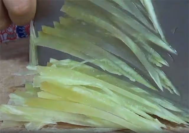 萵筍新做法,不炒不放油,健康營養,做好後酸爽好吃,果斷收藏了