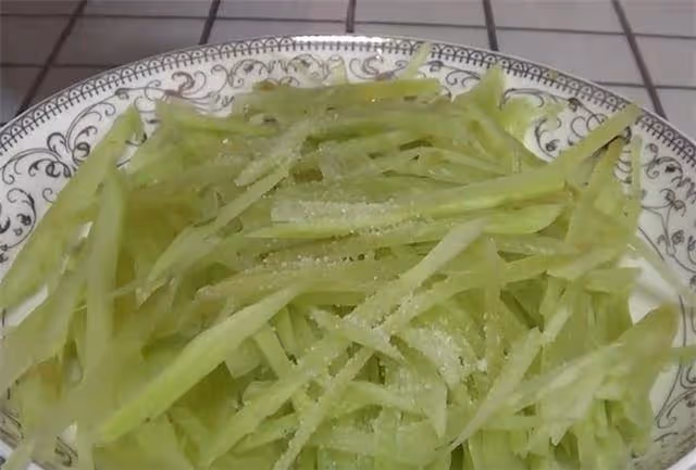 萵筍新做法,不炒不放油,健康營養,做好後酸爽好吃,果斷收藏了