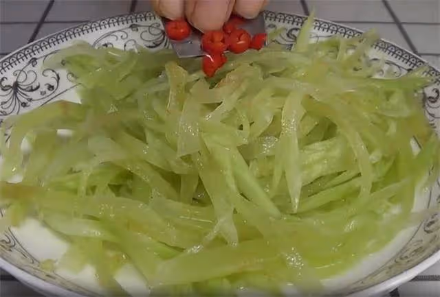 萵筍新做法,不炒不放油,健康營養,做好後酸爽好吃,果斷收藏了