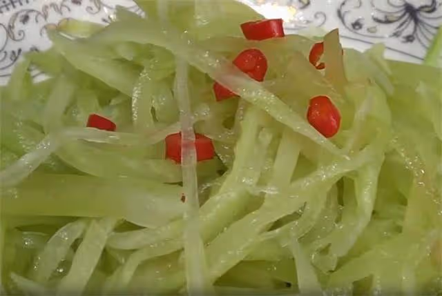 萵筍新做法,不炒不放油,健康營養,做好後酸爽好吃,果斷收藏了
