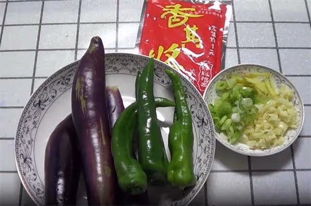 三根茄子四個辣椒,不用切往鍋里一放,做好後香辣濃香,先收藏了