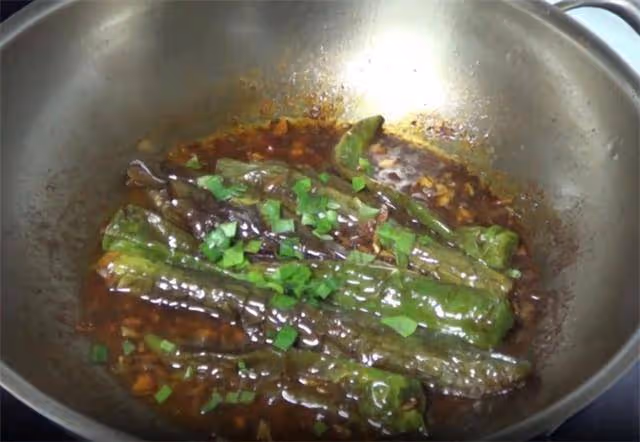 三根茄子四個辣椒,不用切往鍋里一放,做好後香辣濃香,先收藏了