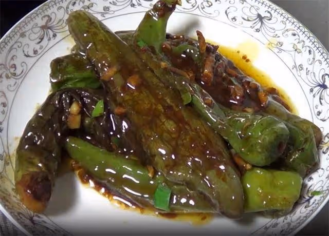 三根茄子四個辣椒,不用切往鍋里一放,做好後香辣濃香,先收藏了