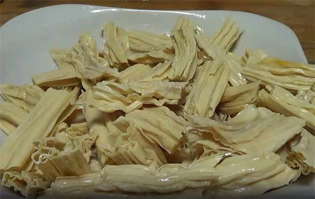 秋天必備的涼拌菜,腐竹一泡一拌,酸辣爽口又開胃,一次吃一大盤