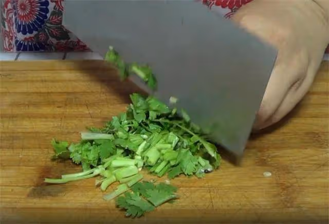 秋天必備的涼拌菜,腐竹一泡一拌,酸辣爽口又開胃,一次吃一大盤