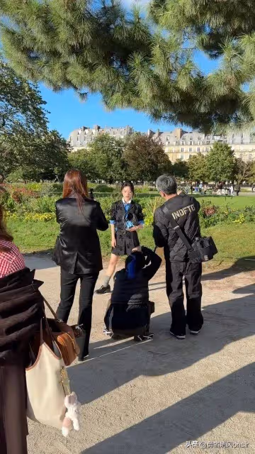 趙今麥法國拍照被偶遇,個子不高但臉蛋精緻 網友:和網圖差別不大