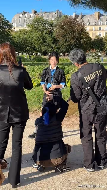 趙今麥法國拍照被偶遇,個子不高但臉蛋精緻 網友:和網圖差別不大