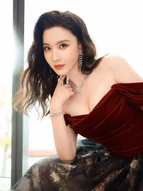 耀客老闆娘張萌各類寫真露出事業線!魔鬼身材性感火辣
