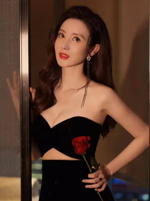 耀客老闆娘張萌各類寫真露出事業線!魔鬼身材性感火辣