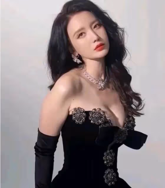 耀客老闆娘張萌各類寫真露出事業線!魔鬼身材性感火辣