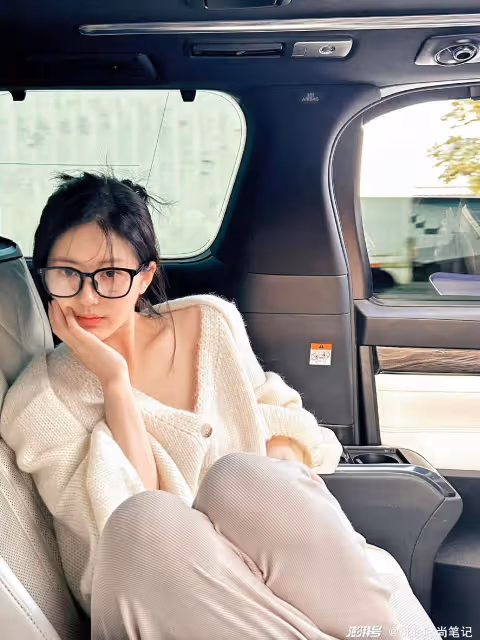 內娛四大普女?趙露思虞書欣穿搭甜美,楊紫白鹿穿搭氣質