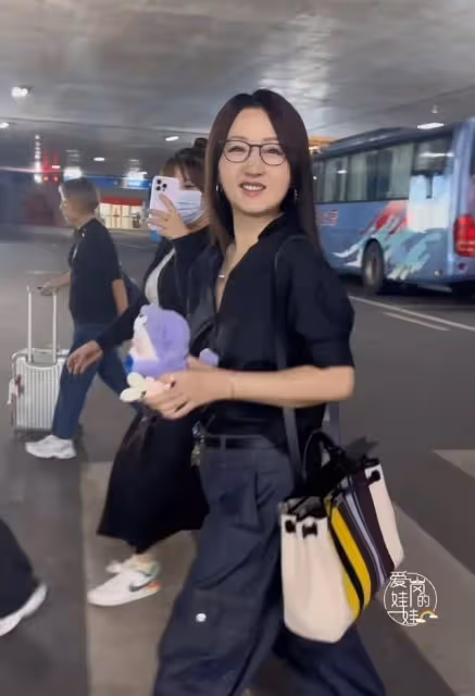 楊鈺瑩近照好甜,戴眼鏡太像周迅了,53歲就像35