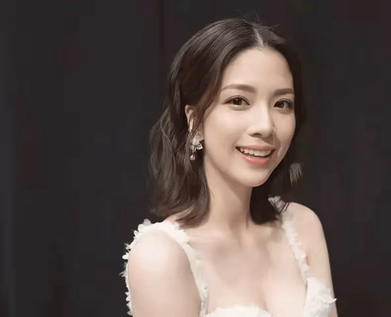TVB港姐冠軍與小生被爆戀情,多部劇集待上演,不敢公開關係