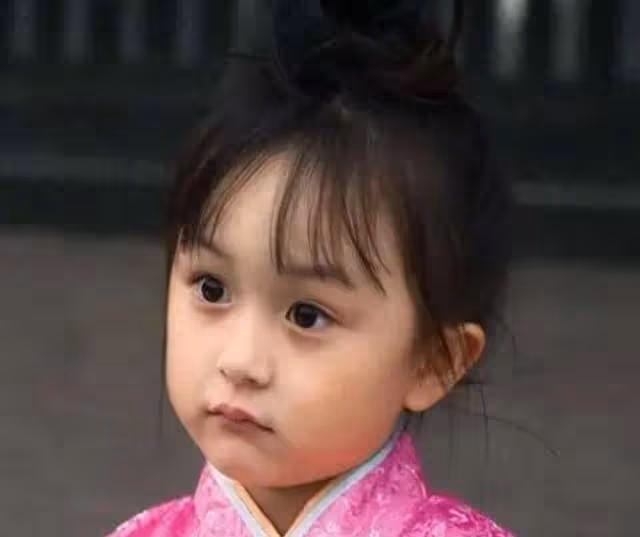 她2歲出道就年入百萬,因顏值太高被「禁止整容」,如今咋樣了?