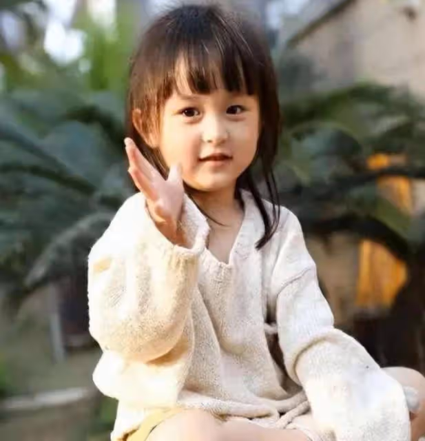 她2歲出道就年入百萬,因顏值太高被「禁止整容」,如今咋樣了?