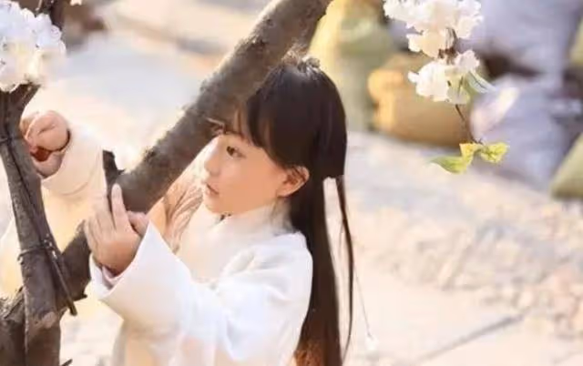 她2歲出道就年入百萬,因顏值太高被「禁止整容」,如今咋樣了?