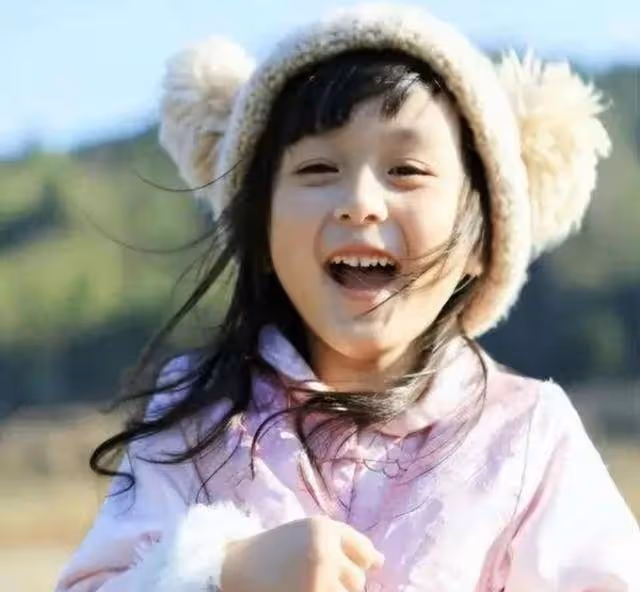 她2歲出道就年入百萬,因顏值太高被「禁止整容」,如今咋樣了?