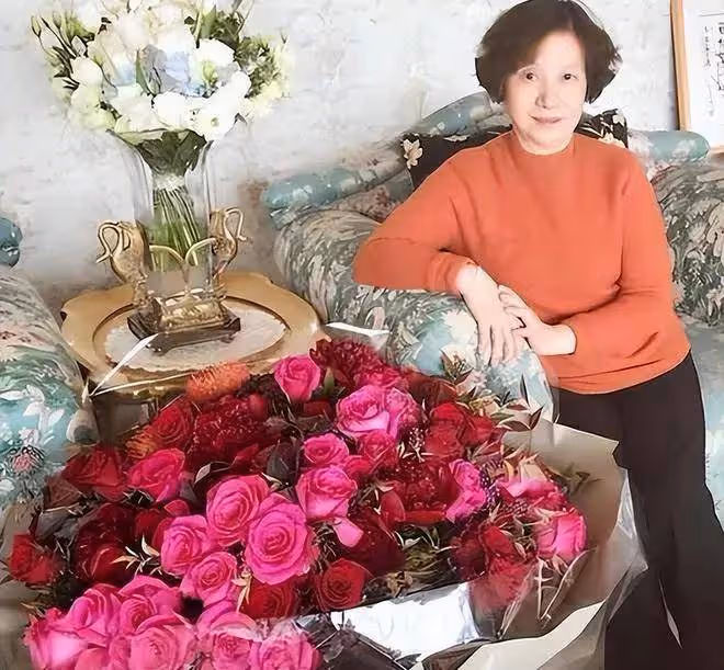 趙薇母親魏啟穎：丈夫去世，女兒被封殺，兒媳捲走5.2億，一手好牌打得稀爛！