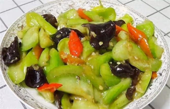 愛吃絲瓜的收藏了,家常做法,絲瓜香辣嫩滑,營養健康,太下飯了