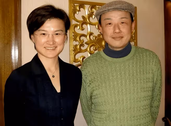 這兩位經常見的央視主持,原來是夫妻,低調了18年, 比嫁入豪門還幸福