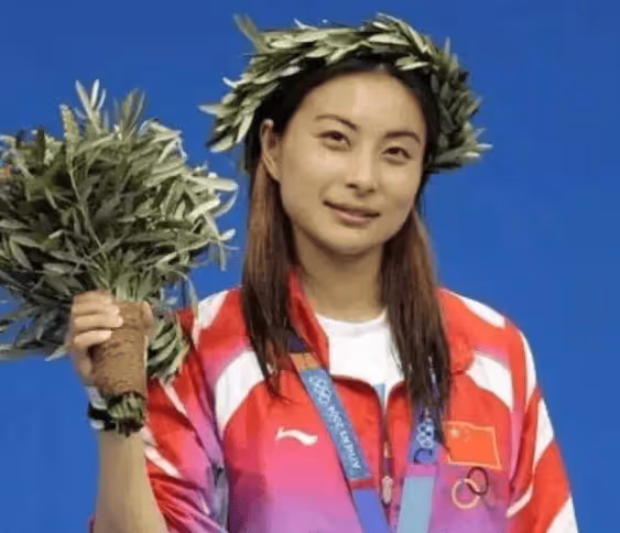霍啟剛被記者問「送命題」,兩任前女友都是豪門千金,卻被郭晶晶改寫一生