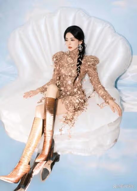 古力娜扎穿金色禮裙大秀美腿!雪膚嬌嫩太性感,翹臀好撩人