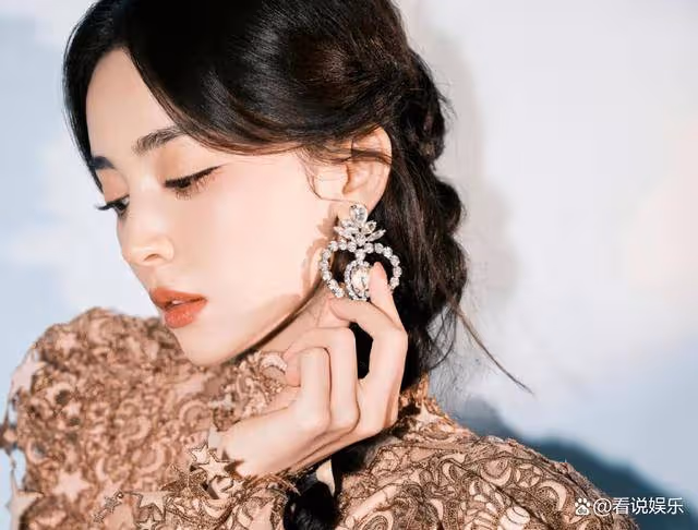 古力娜扎穿金色禮裙大秀美腿!雪膚嬌嫩太性感,翹臀好撩人