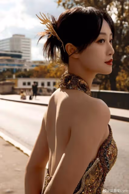藍盈瑩穿金色露背旗袍在巴黎超美!曼妙身材太性感妖嬈