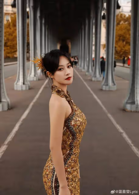 藍盈瑩穿金色露背旗袍在巴黎超美!曼妙身材太性感妖嬈