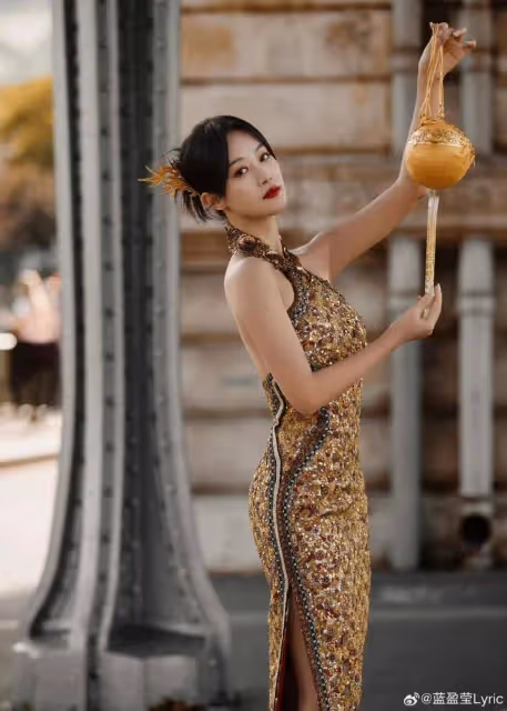 藍盈瑩穿金色露背旗袍在巴黎超美!曼妙身材太性感妖嬈