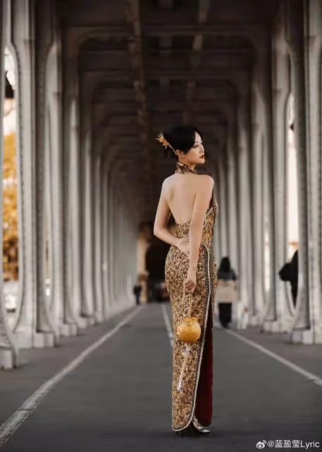 藍盈瑩穿金色露背旗袍在巴黎超美!曼妙身材太性感妖嬈