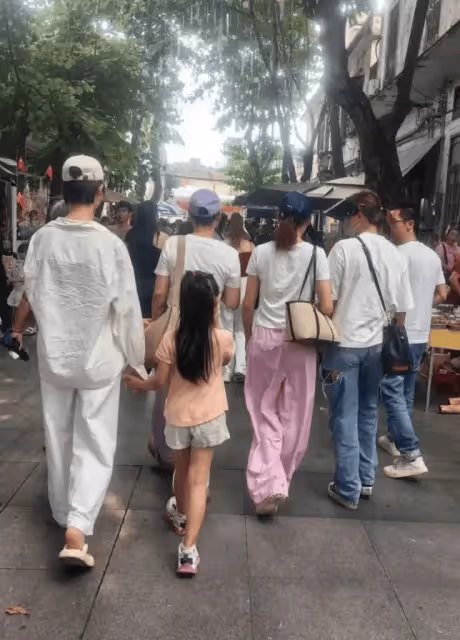 近況曝光!TVB視後內地逛街被偶遇,穿著樸素,素顏皮膚零瑕疵