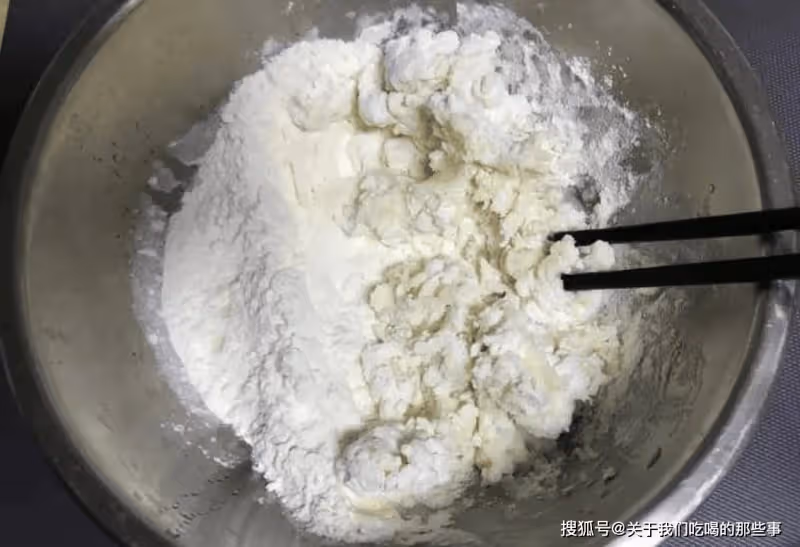 做韭菜盒子,不要用涼水和面!教您正確做法,外酥里嫩一點不硬