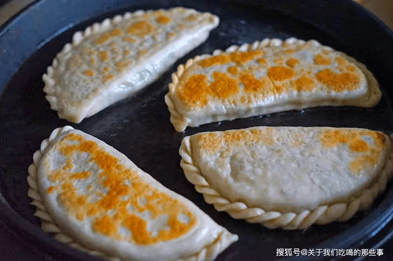 做韭菜盒子,不要用涼水和面!教您正確做法,外酥里嫩一點不硬