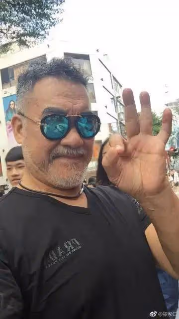 TVB老戲骨罕見露面,滿面白須撞臉盧海鵬,曾塑造經典喬峰角色