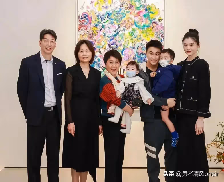 奚夢瑤和婆婆梁安琪同游泰國,小明身材高挑氣質出眾,婆媳關係真好